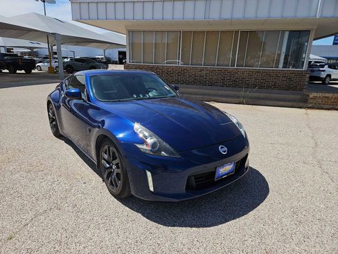 Used 2020 Nissan 370Z Coupe RWD image 2