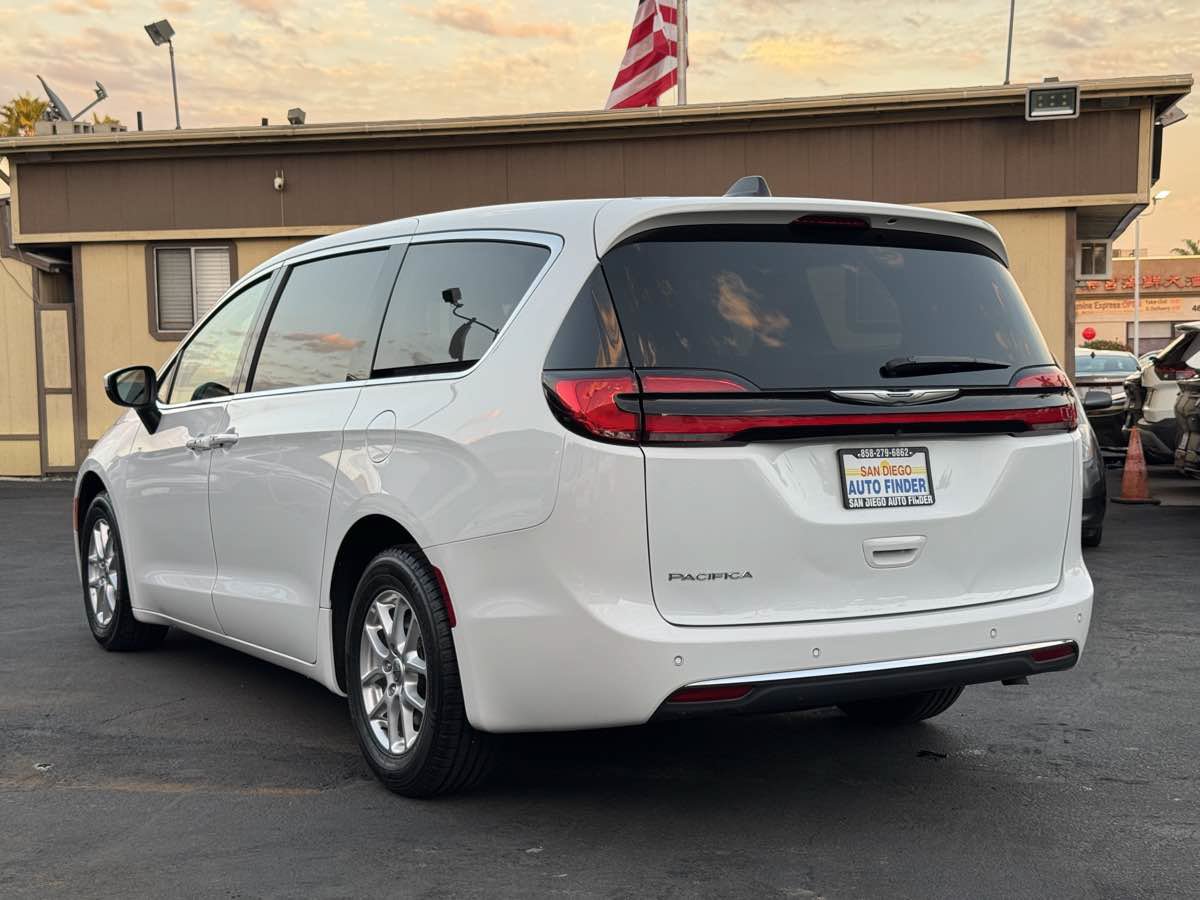 Used 2023 Chrysler Pacifica Touring-L FWD image 11