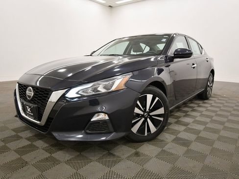 Used 2021 Nissan Altima 2.5 SV w/ SV Premium Package image 2