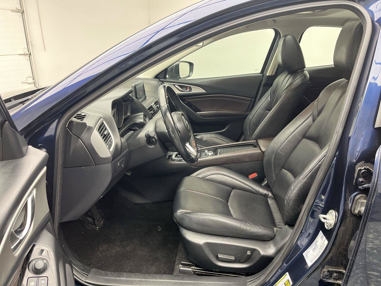 Used 2018 MAZDA MAZDA3 Touring FWD image 3