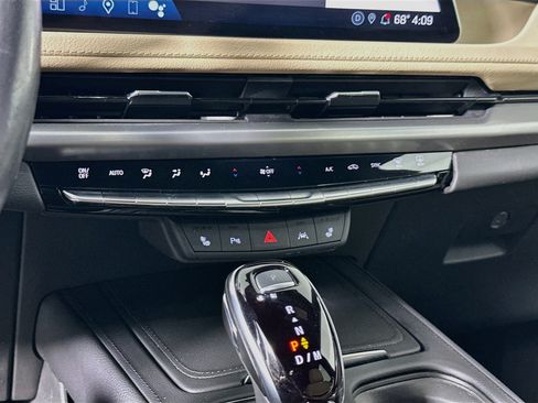 Used 2024 Cadillac XT4 Luxury w/ Cold Weather Package FWD image 23