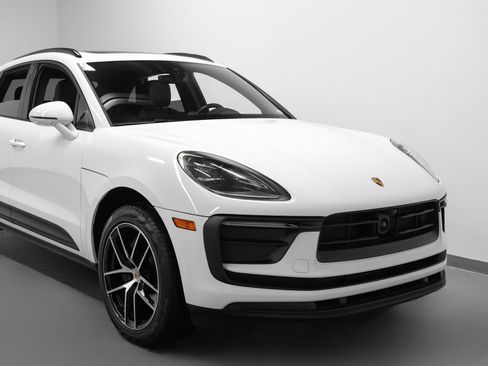 Certified 2024 Porsche Macan image 9