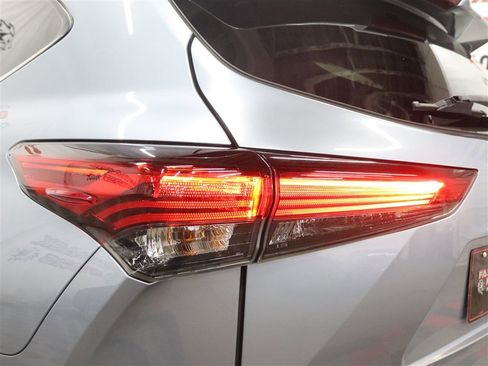 Used 2020 Toyota Highlander XLE AWD/4WD image 11