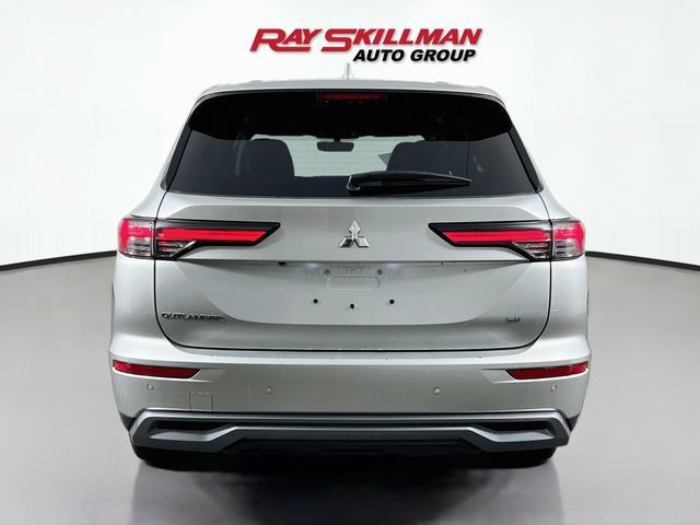 Used 2025 Mitsubishi Outlander SE FWD image 6