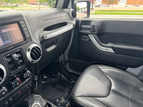 Used 2015 Jeep Wrangler Unlimited Rubicon AWD/4WD image 17