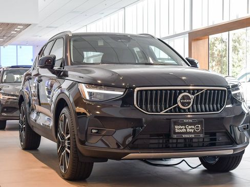 New 2025 Volvo XC40 B5 Ultra w/ Climate Package image 3