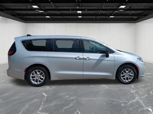 Used 2024 Chrysler Pacifica Touring-L FWD image 6