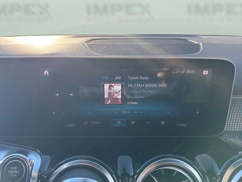 Used 2020 Mercedes-Benz GLB 250 4MATIC w/ Premium Package image 18