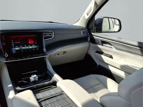 Used 2024 Jeep Wagoneer Series II w/ Flexible Seating Group image 9