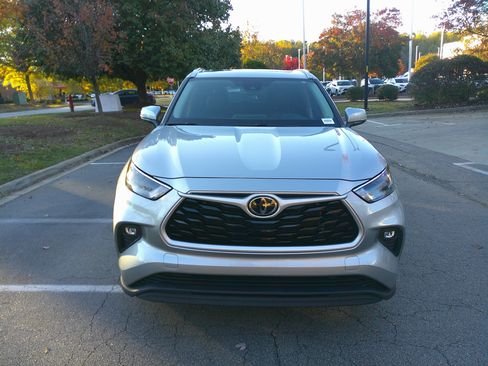 Used 2023 Toyota Highlander XLE image 3