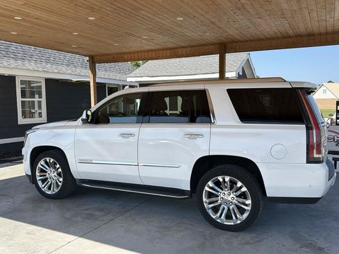 Used 2018 Cadillac Escalade Luxury w/ LPO, Radiant Package RWD image 3