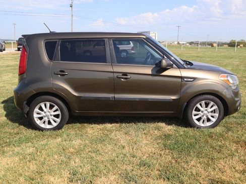 Used 2013 Kia Soul FWD image 11