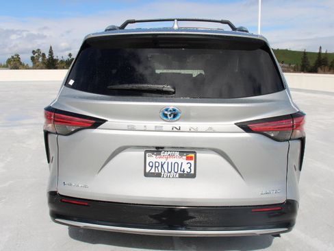 Certified 2025 Toyota Sienna Limited image 4
