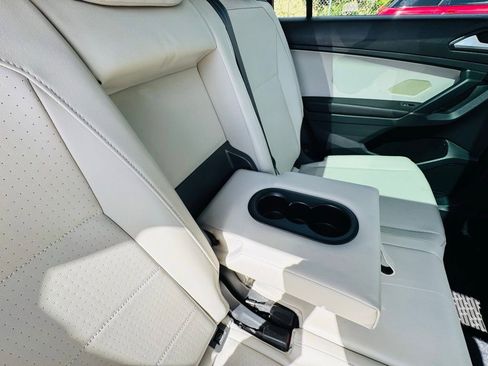 Used 2018 Volkswagen Tiguan SEL FWD image 16