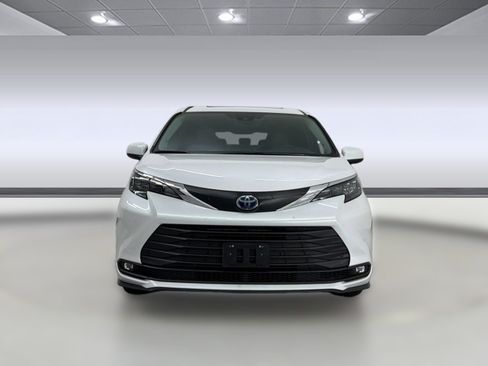 Used 2025 Toyota Sienna XLE w/ XLE Plus Package AWD/4WD image 6