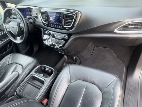 Used 2020 Chrysler Pacifica Touring-L image 8