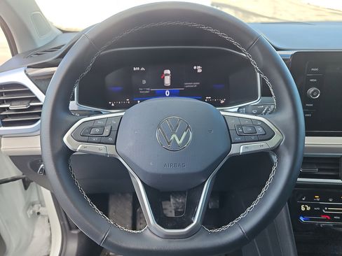 Used 2025 Volkswagen Taos SE image 21