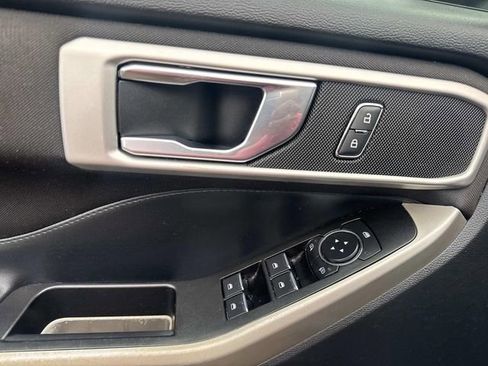 Used 2020 Ford Explorer XLT image 25