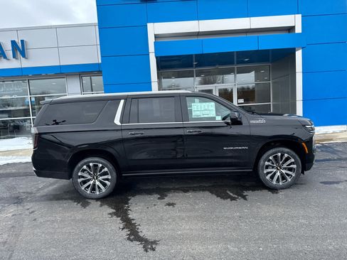 New 2026 Chevrolet Suburban High Country image 3