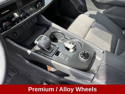 Used 2024 Nissan Rogue SV AWD/4WD image 17