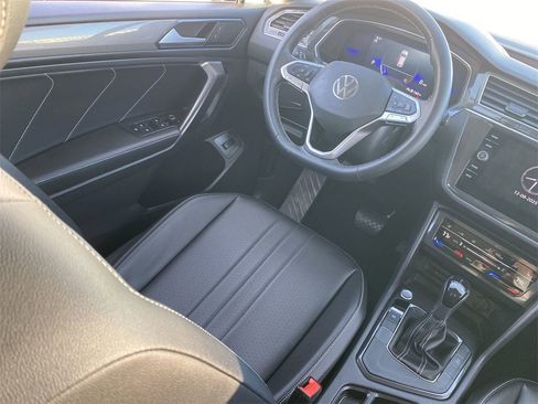 Used 2022 Volkswagen Tiguan SE image 11