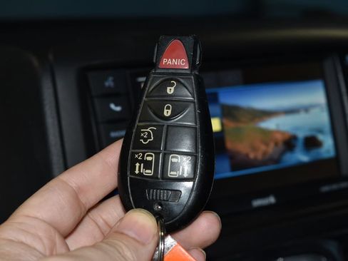 Used 2016 Chrysler Town & Country Touring FWD image 17