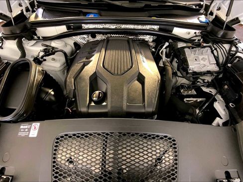Certified 2025 Porsche Macan image 32