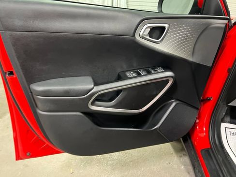 Used 2025 Kia Soul LX w/ LX Technology Package FWD image 20