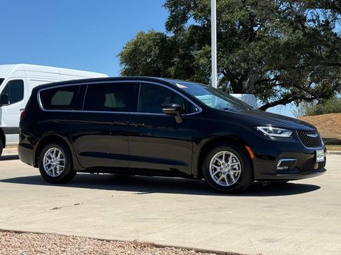 Used 2025 Chrysler Pacifica Select FWD image 6