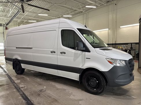 Used 2024 Mercedes-Benz eSprinter 170 Cargo image 9
