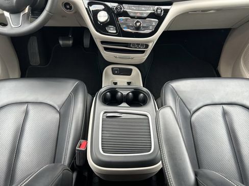 Used 2023 Chrysler Pacifica Touring-L FWD image 20