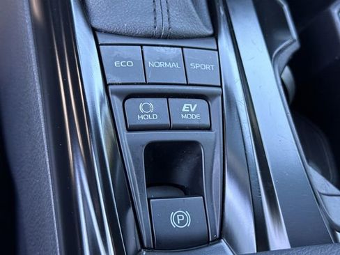 Used 2025 Toyota Camry SE w/ Convenience Package image 31