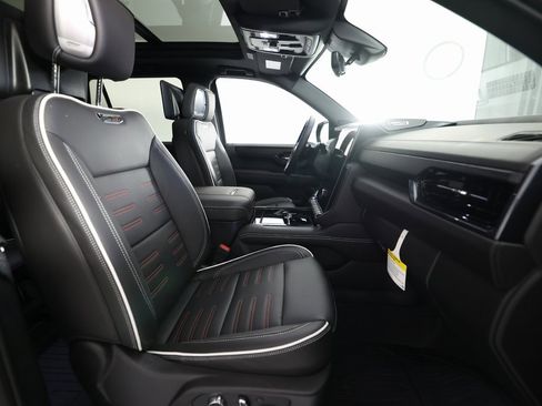 Used 2025 GMC Yukon AT4 Ultimate w/ LPO, Illumination Package image 10