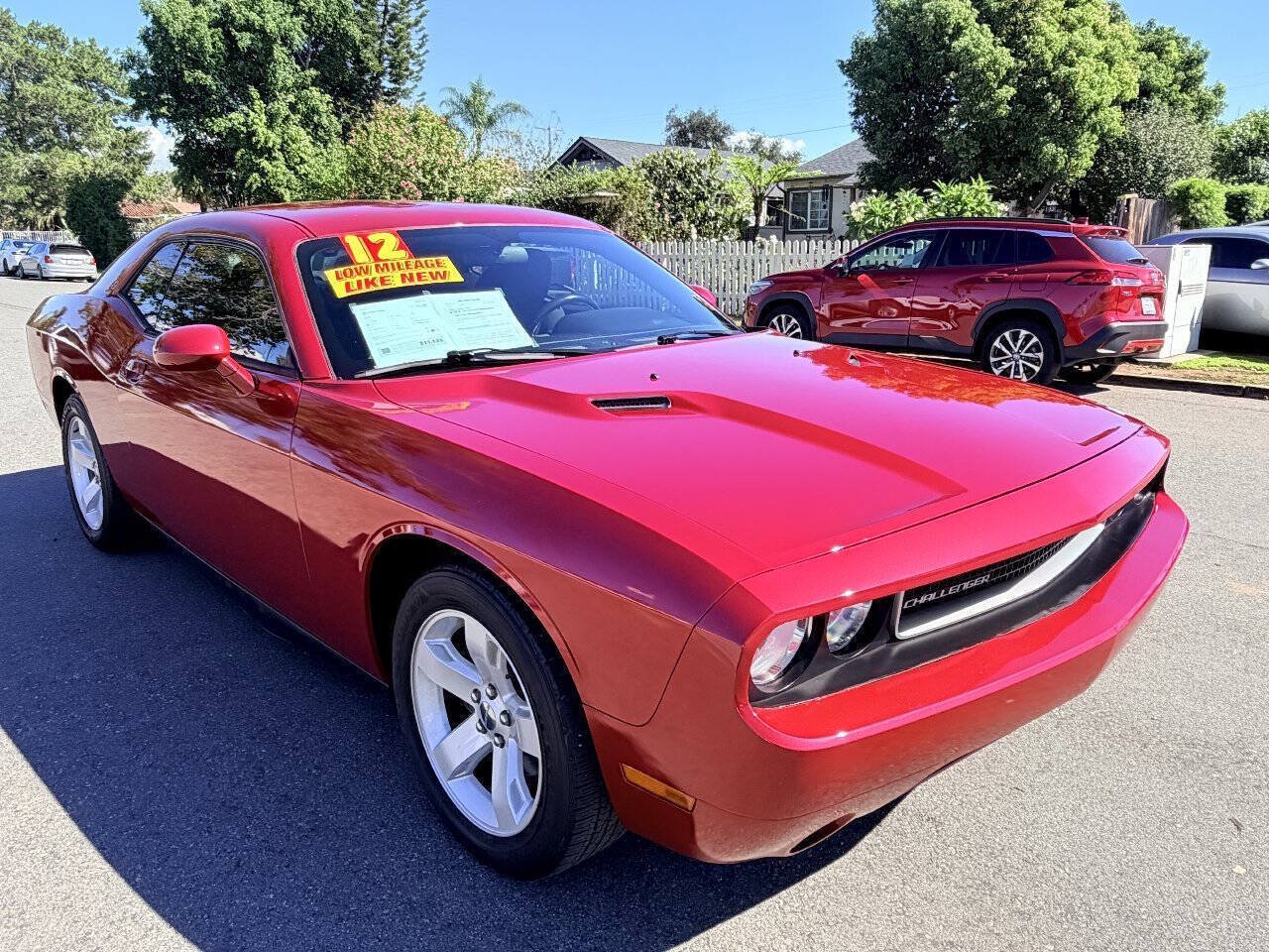 Used 2012 Dodge Challenger SXT RWD image 1