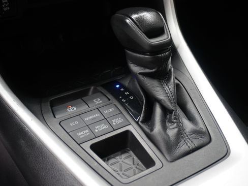 Used 2021 Toyota RAV4 XLE AWD/4WD image 18