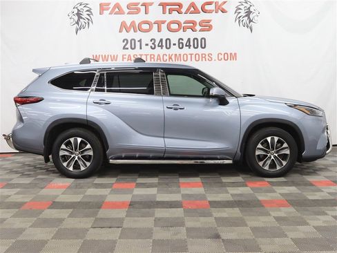 Used 2023 Toyota Highlander XLE image 4