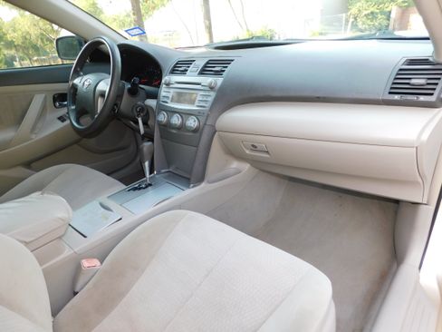 Used 2010 Toyota Camry image 24
