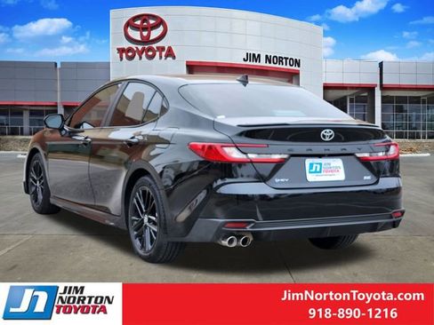 Used 2025 Toyota Camry SE image 7