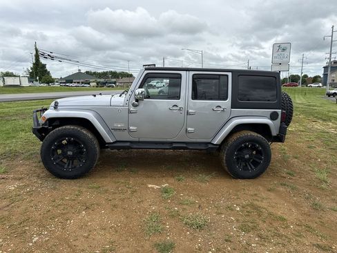 Used 2014 Jeep Wrangler Unlimited Sahara w/ Connectivity Group AWD/4WD image 11