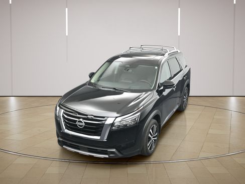 Certified 2025 Nissan Pathfinder Platinum w/ Cargo Package FWD image 33