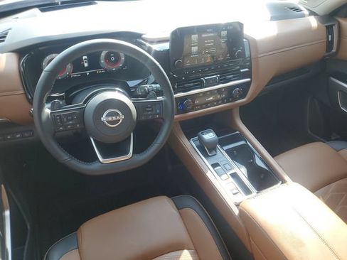 Used 2025 Nissan Pathfinder Platinum FWD image 10
