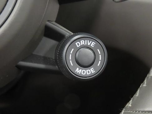 Certified 2024 Porsche Macan AWD/4WD image 23