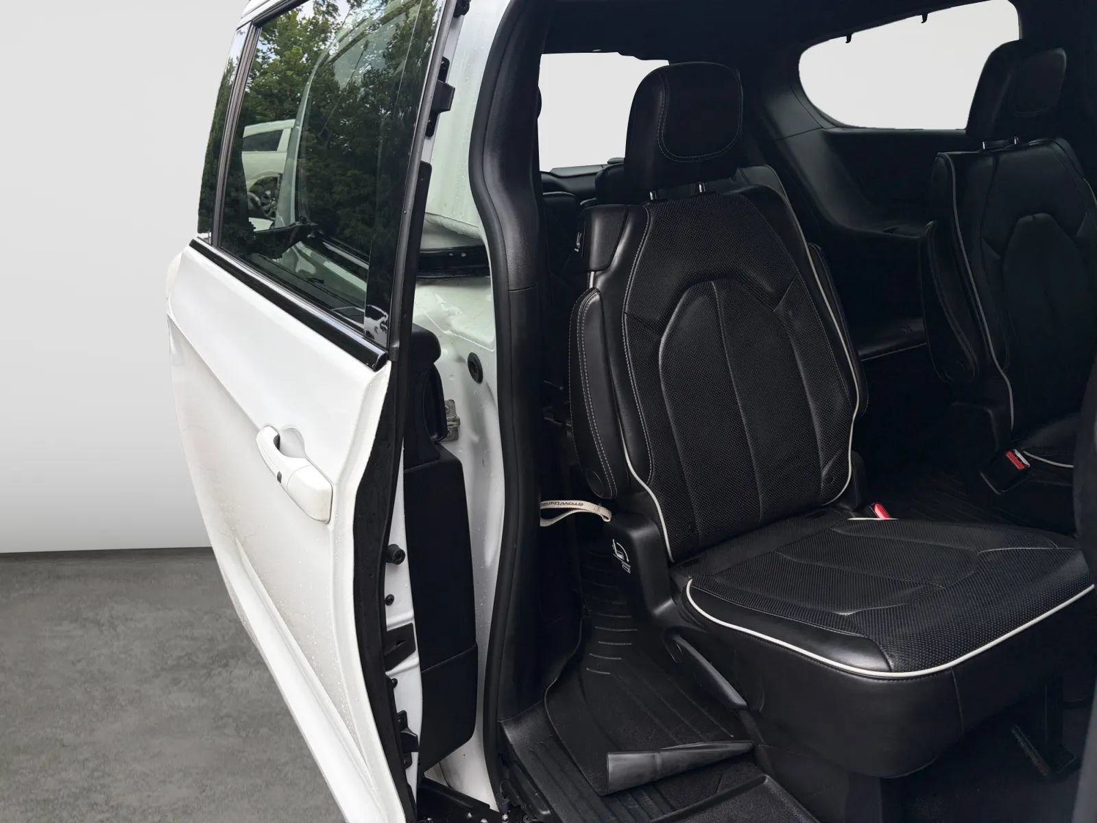 Used 2019 Chrysler Pacifica Limited w/ Advanced Safetytec Group FWD image 18