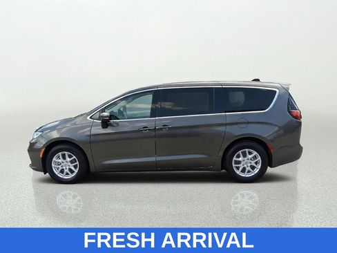 Used 2023 Chrysler Pacifica Touring-L FWD image 4