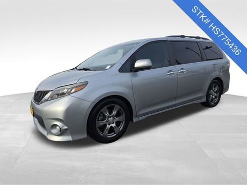 Used 2017 Toyota Sienna SE image 3