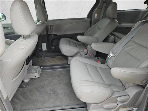 Used 2018 Toyota Sienna XLE FWD image 10