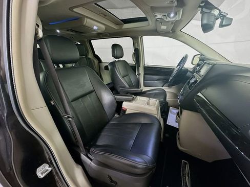 Used 2016 Chrysler Town & Country Touring-L image 33