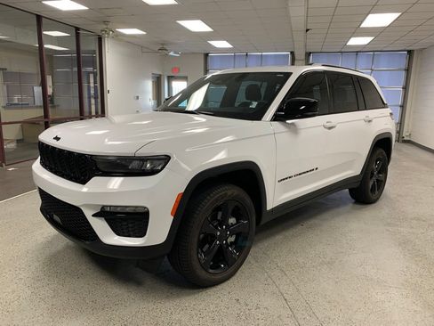 Used 2025 Jeep Grand Cherokee Limited w/ Black Appearance Package AWD/4WD image 3