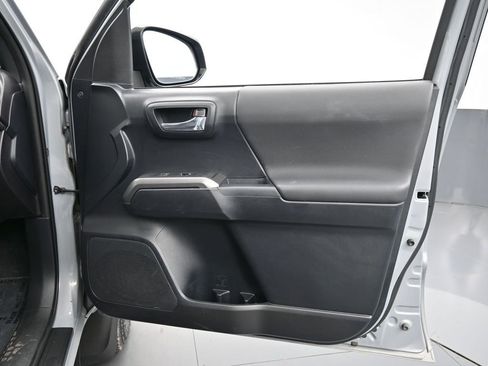 Used 2018 Toyota Tacoma TRD Sport image 38