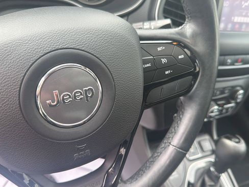 Used 2019 Jeep Cherokee Latitude Plus AWD/4WD image 18